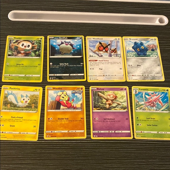 Pokémon Trading Cards Set of 8 - Picture 1 of 3